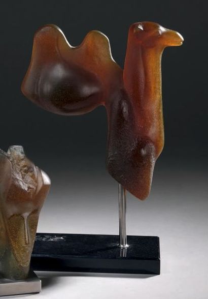 DAUM & Claude LHOSTE (1929-2009) Le Chameau
Épreuve en pâte de verre brune sur tige...