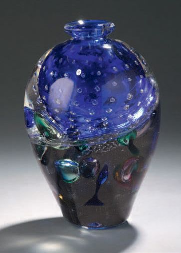 Jean-Claude NOVARO (1943-2014) Vase ovoïde épaulé et petit col. Épreuve en verre...
