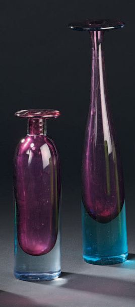 MURANO Deux soliflores en verre doublé, l'un violet et gris et le second violet et...