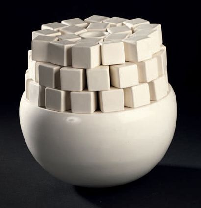 Martine BEDIN (né en 1957) & SUPEREGO (éditeur) Vase en céramique émaillée blanche...