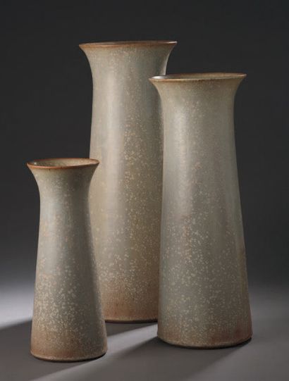 Christian LIAIGRE (né en 1943) Suite de trois vases en grès au modèle à corps tubulaire...