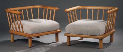 Ettore SOTTSAS (dans le goût de) Deux fauteuils au modèle en frêne vernissé à dossier...