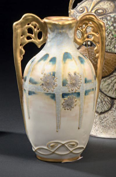 RSTK (AMPHORA) - AUTRICHE Vase en porcelaine à corps ovoïde et deux anses latérales...