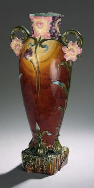 TRAVAIL FRANÇAIS Vase en céramique émaillé à corps ovoïde épaulé à deux anses latérales...