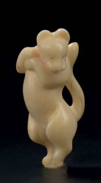 JAPON - XIXE SIÈCLE 
Netsuke en ivoire, renard debout dansant, les pattes avant levées....