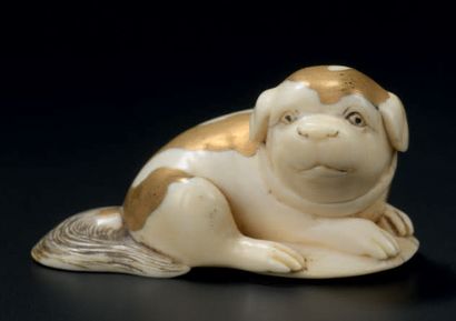 JAPON - Epoque MEIJI (1868-1912) 
Netsuke en ivoire et laque or, chiot tacheté assis...