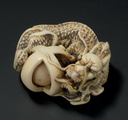 JAPON - Epoque MEIJI (1868-1912) 
Netsuke en ivoire, dragon dans les nuées enroulé...