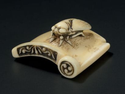 JAPON - XIXE SIÈCLE 
Netsuke en ivoire, cigale posée sur une tuile ornée d'un tomo-e...