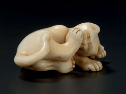 JAPON - Epoque MEIJI (1868-1912) 
Netsuke en ivoire, daim assis levant la tête et...