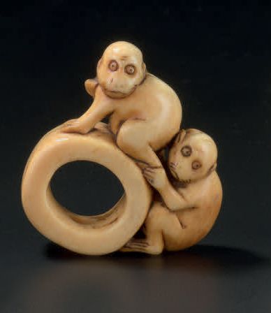 JAPON - Epoque MEIJI (1868-1912) 
Netsuke en ivoire, deux singes grimpant sur un...