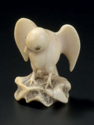 JAPON - Epoque MEIJI (1868-1912) 
Netsuke en ivoire, oiseau sur un rocher.