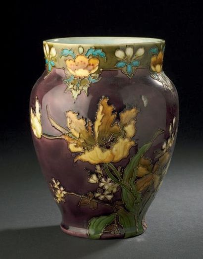 SÈVRES - Porcelaine 
Vase à décor fleurs émaillées sur fond mauve en léger relief.
Fin...