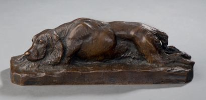 Amédée LOYSEAU (1867-1925) 
Chien allongé
Épreuve en bronze de patine brune, signé...