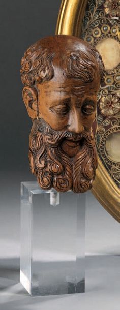 null Tête d'homme barbu et tonsuré, sculptée en bois dur.
Espagne XVIIIe siècle.
Haut.:...