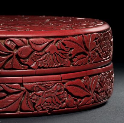 CHINE - Début XVe siècle 
Round box in red lacquer carved on the lid of five camellia...