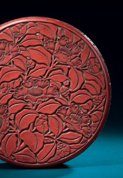 CHINE - Début XVe siècle Round box in red lacquer carved on the lid of five camellia...