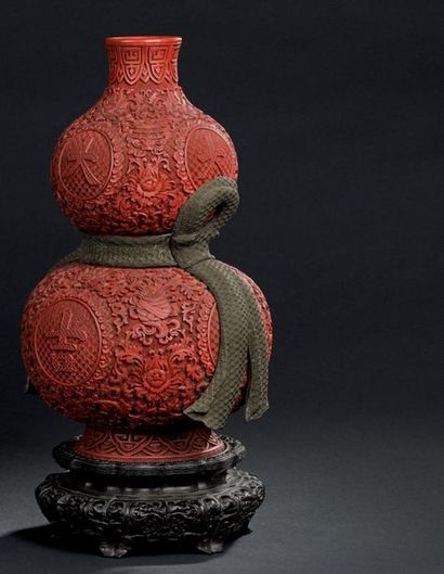 CHINE - QIANLONG (1736-1795)/Jiaqing (1796-1820) 
Rare paire de vases doubles gourdes...