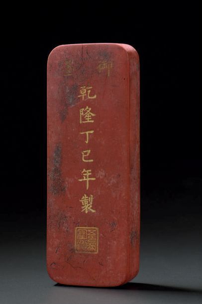 CHINE - XVIIIe siècle 
Pain d'encre rouge de forme rectangulaire à décor moulé sur...