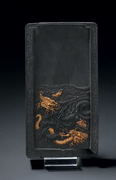 CHINE - XVIIIe siècle 
Pain d'encre noire de forme rectangulaire en forme de pierre...
