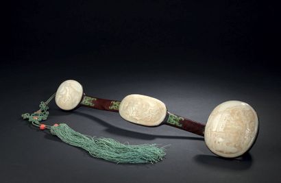 CHINE - XIXe siècle 
Sceptre ruyi en hongmu incrusté en ivoire teinté vert à décor...