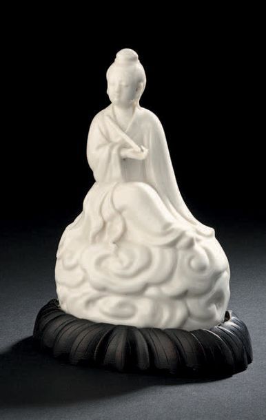 null Guanine assise sur un nuage en porcelaine, émaillé blanc.
Chine, XIXe siècle.
Haut....