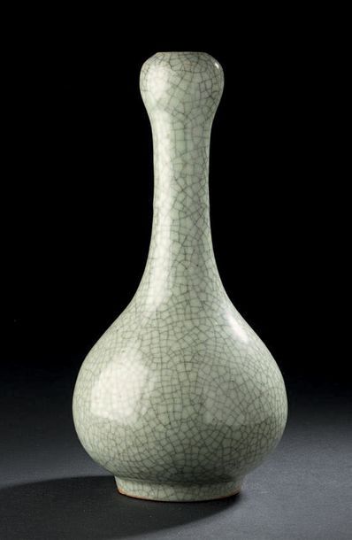 CHINE - XIXe siècle 
Vase de forme suantouping (gousse d'ail) en porcelaine émaillée...