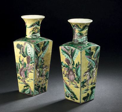 CHINE - XIXe siècle 
Paire de vases de forme carrée en porcelaine émaillée polychrome...