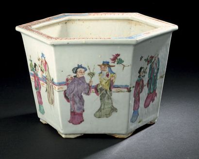 CHINE - XIXe siècle 
Cache-pot octogonal en porcelaine à décor émaillé polychrome...