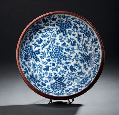 CHINE - Époque KANGXI (1662-1722) 
Coupe en porcelaine bleu blanc à décor de pivoines...