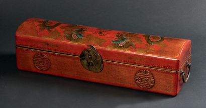 CHINE - XIXe siècle 
Boîte de forme rectangulaire à couvercle légèrement bombé en...