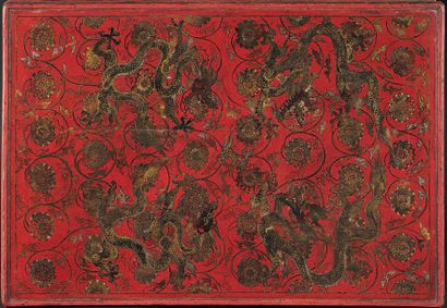 CHINE - XVIIIe siècle 
Panneau de forme rectangulaire en laque rouge et or à décor...