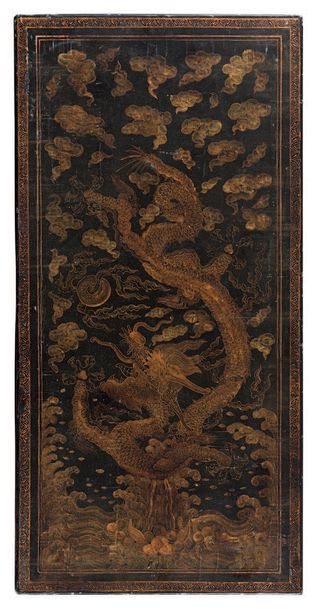 CHINE - XIXe siècle 
Panneau de forme rectangulaire en laque noire et or à décor...