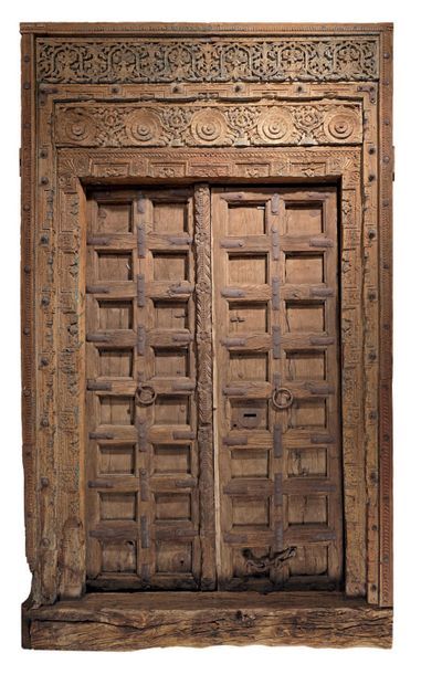 INDE - XIXE SIÈCLE 
Importante porte en bois sculptée, le linteau à décor sculpté...