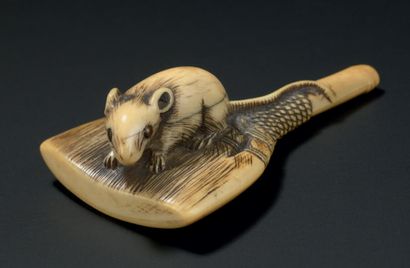 JAPON - Époque EDO (1603-1868) 
Netsuke en ivoire, rat sur un petit balai, les poils...