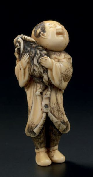 JAPON - Époque EDO (1603-1868) 
Netsuke en ivoire, enfant debout en tenue étrangère...