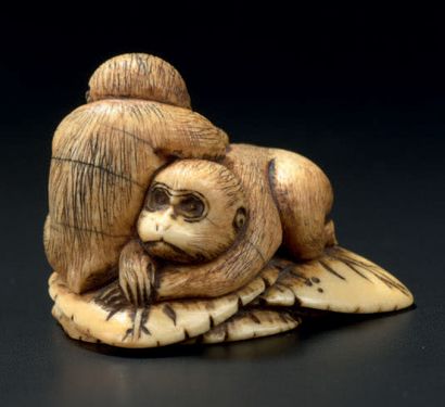 JAPON - Époque EDO (1603-1868) 
Netsuke en ivoire, deux singes allongés sur des feuilles...