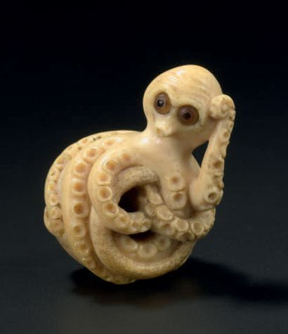 JAPON - XIXE SIÈCLE 
Netsuke en ivoire, poulpe sortant d'une jarre, un tentacule...