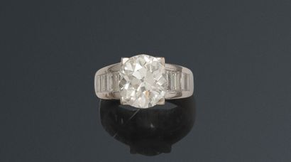 null Ring set with an oval diamond between two lines of four baguette-cut diamonds

baguette-cut...