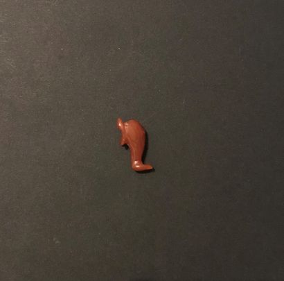 null Pendentif figurant un dauphin. Cornaline rouge. 

Art romain. 

L. 1.9 cm.