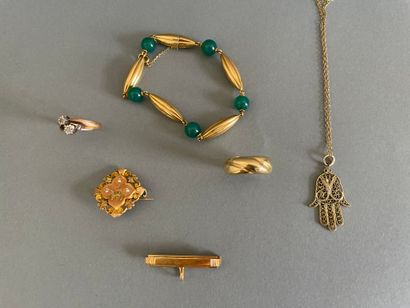 null Lot de divers bijoux en or jaune : 

Broche barrette formant châtelaine, 

broche...