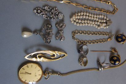 Set of costume jewellery.