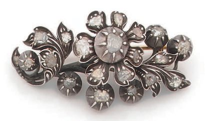 null Broche à motif de branchage fleuri en argent (sup. à 800‰) et or 750‰ sertie...