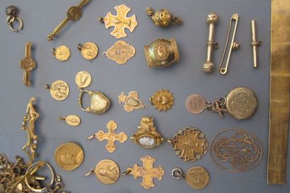 null Lot de bijoux or comprenant: croix, monture de bague, broches, médailles, fragments...