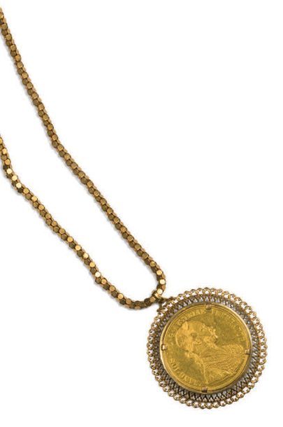 null Chaîne retenant un pendentif en or orné d'une importante médaille en or représentant...
