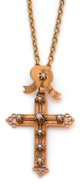 null Pendentif croix en or rose ornée de perles surmontée d'un motif de ruban avec...