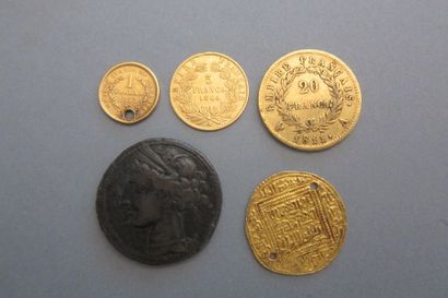 null Lot de quatre pièces en or comprenant:
- une pièce de 20 Francs Napoléon, 1811
-...