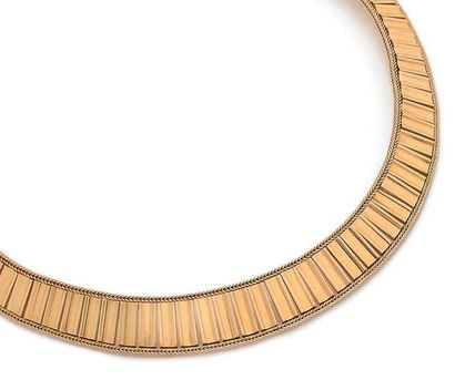 null Necklace plastron in yellow gold 750‰ with flat mesh framed by a column.
French...