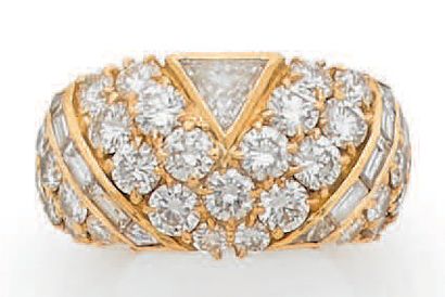 BOUCHERON Bague bandeau en or jaune 18K (750‰) centrée d'un diamant de taille troïdia...