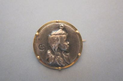 null Silver brooch representing a little girl profile signed CAY, yellow gold setting.
Diameter:...