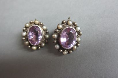 Pair of oval silver earrings (above 800‰)...